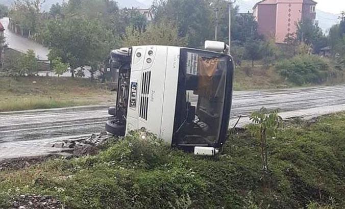 Maden işçilerini taşıyan otobüs devrildi: 9 yaralı