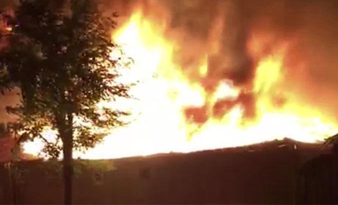 Kağıt deposu yandı, mahalleliyle kağıt toplayanlar birbirine girdi