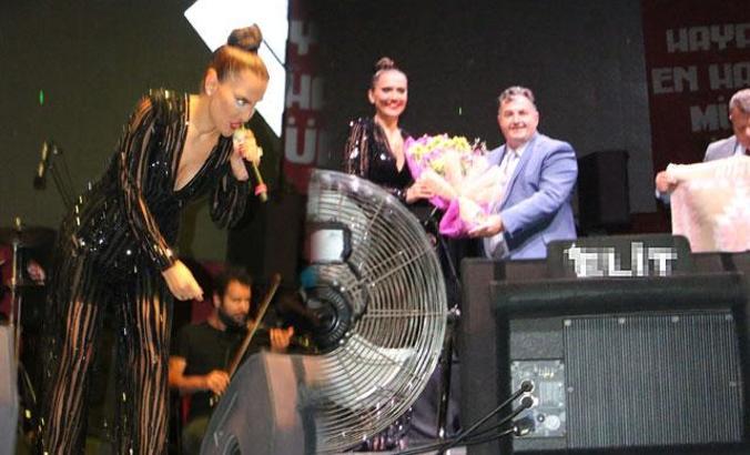 Demet Akalın, Kınık'ta konser verdi