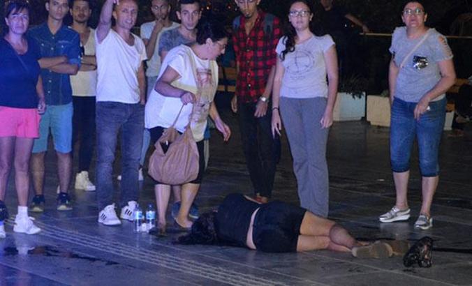 Kadın arkadaşını kent meydanında dövüp, yerde sürükledi