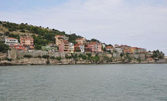 Amasra Kalesi'nin altındaki kayalıkta çökme