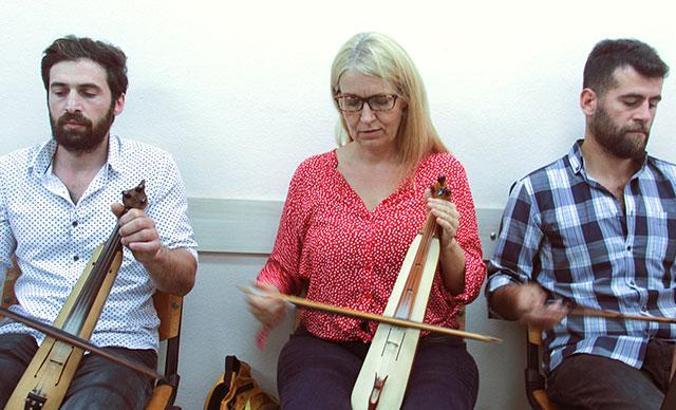 Horon hayranı ABD'li Kirsten, kemençe öğreniyor