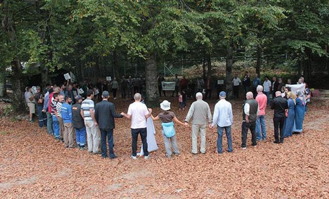 RES'lere karşı el ele tutuşarak, ağaçları korudular