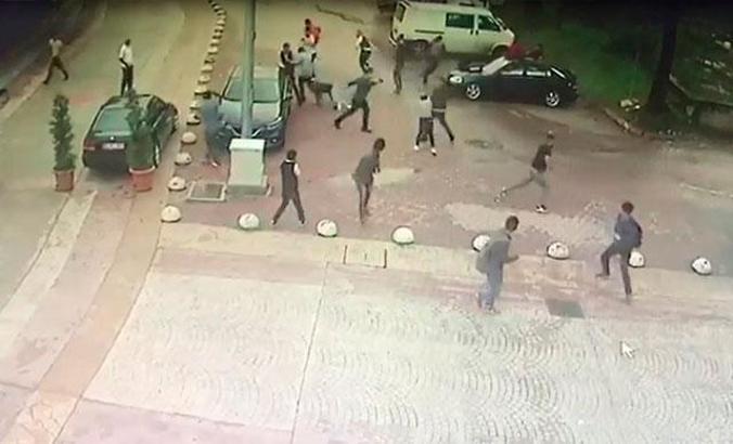 Düğün salonu önünde silahlı kavga: 2 yaralı