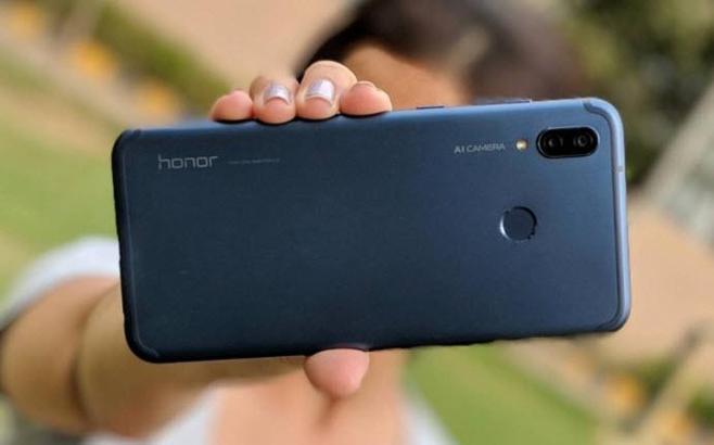 Honor Play Türkiye'de satışta