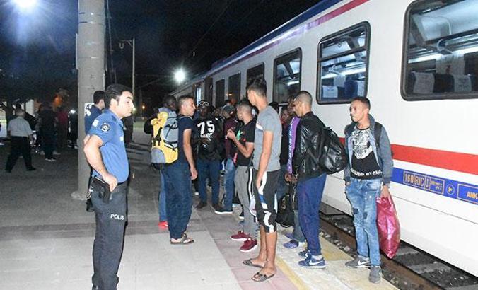 İstanbul'dan gelen yolcu treninden 57 kaçak çıktı