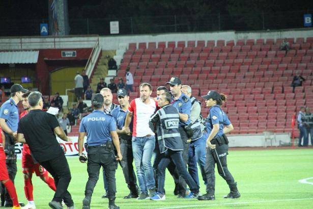 Balıkesirspor - Ümraniyespor maçında hakeme saldırdı