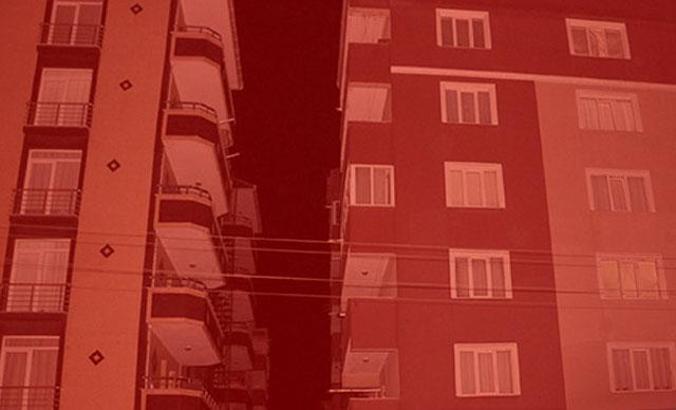 Pencereden sarkan 4 yaşındaki çocuk beton zemine düştü