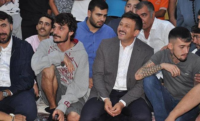 '01 Adana' dizi oyuncuları İzmir'de gençlerle buluştu