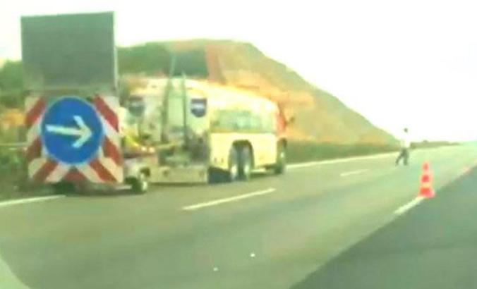 Refüjde sulama yaparken otomobil çarpan işçi öldü