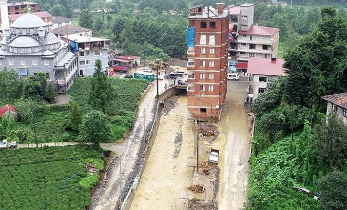 Rize'de dere yatağındaki 7 katlı apartmana yıkım kararı