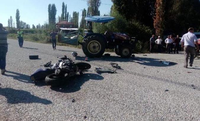 Traktörle motosiklet çarpıştı: 1 ölü, 3 yaralı