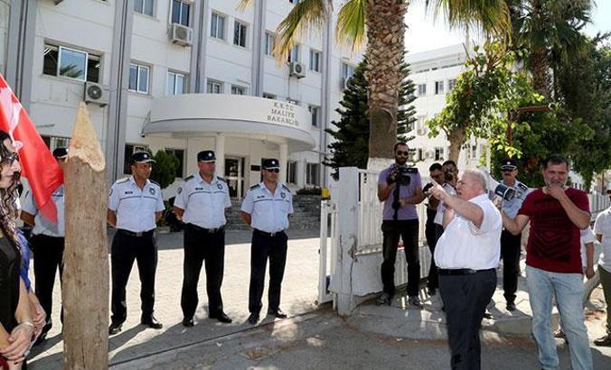KKTC'de zamlar 'kazıklı eylemle' protesto edildi