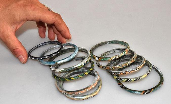 Urartulu kadın mezarından bilezik ve takı eşyaları çıktı