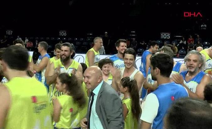 Ünlü basketbolcular diyabetli çocuklarla gösteri maçı yaptı