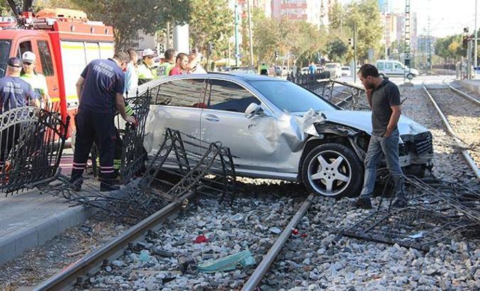 Ehliyetine 2 kez el koyulan sürücü, bu kez kaza yaptı