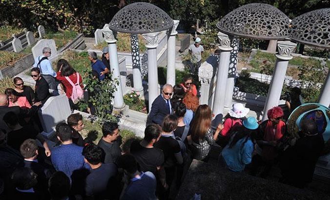 Zeki Müren ölümünün 22'nci yılında kabri başında anıldı