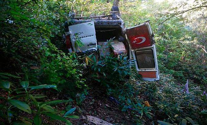 Minibüs 200 metrelik uçuruma yuvarlandı: 3 ölü, 3 yaralı