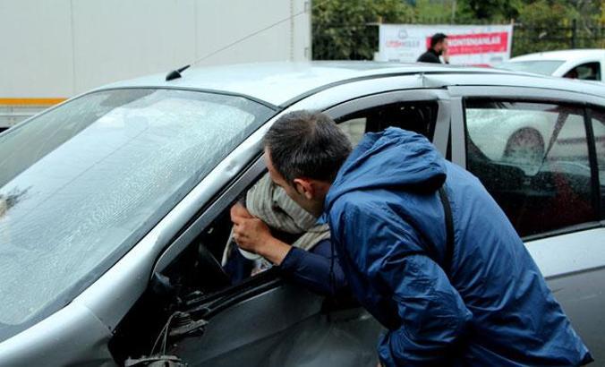 Kazaya yardım etmek istedi, aracı kullanan eşi çıktı