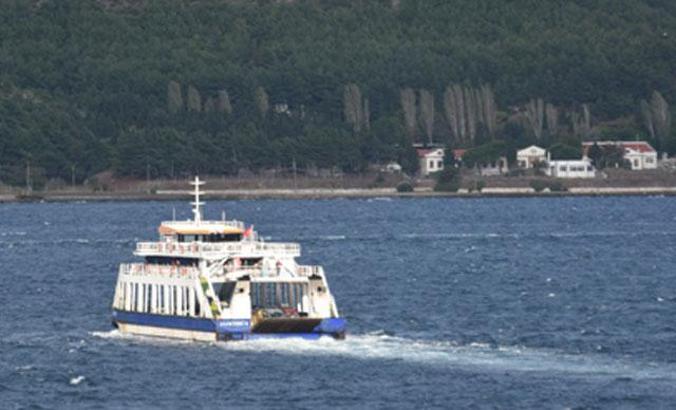 Gökçeada feribot seferlerine 'fırtına' engeli