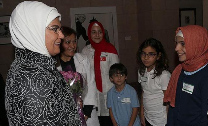 Emine Erdoğan, Maarif Vakfı Okulu öğrencilerini kabul etti