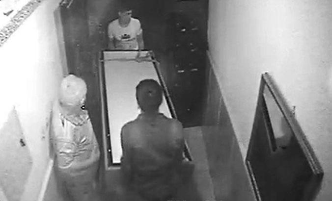 32 yerinden bıçaklayarak öldürdü, bazaya koyup binadan çıkardı