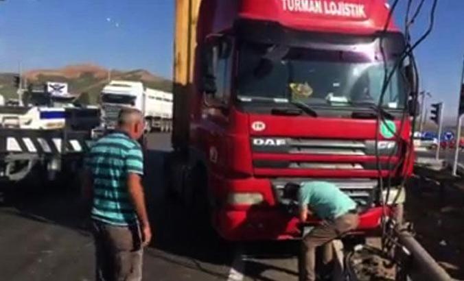 Orta refüje çarpan Tır sürücüsü yaralandı