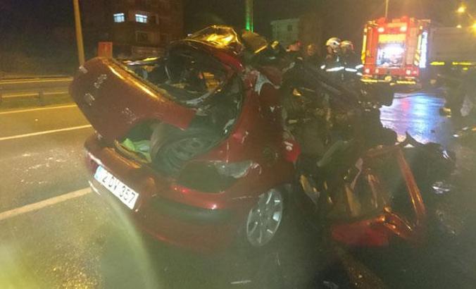 Otomobil park halinde TIR'a çarptı: 2 kişi yanarak hayatını kaybetti