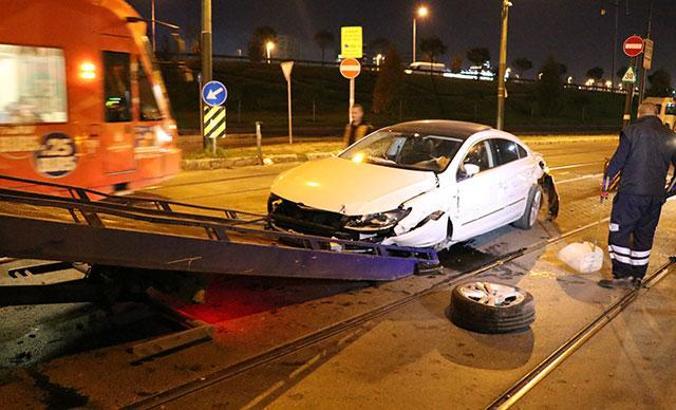 Cevizlibağ'da otomobil tramvaya çarptı: 1 yaralı
