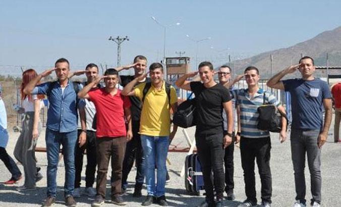 Bedelli askerlik yapanlar, yemin ederek terhis oldu