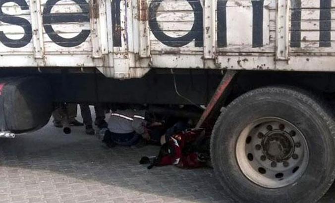 Kamyonun altında sürüklenen motosikletli yaralandı