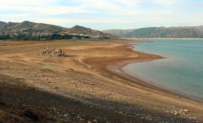 Barajda su çekilince kayalık kıyıda kaldı