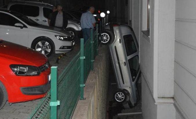 Fren yerine gaza basınca apartman boşluğuna uçtu