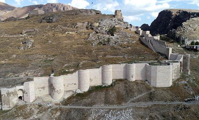 Temelinden, burcuna 788 yıllık Türk kalesi