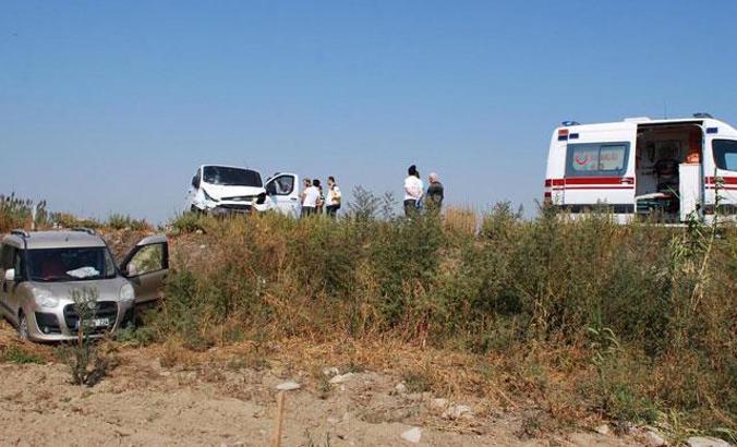 Salihli'de hafif ticari araç ile otomobil çarpıştı: 3 yaralı