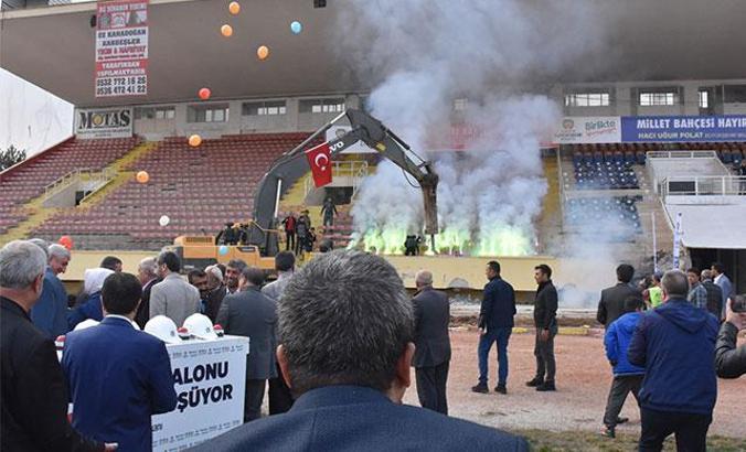 Millet Bahçesi olacak Malatya İnönü Stadyumu'nun yıkımı başladı
