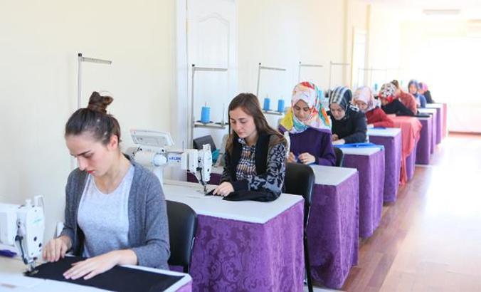 Ümraniye’de kadınlar hem meslek sahibi hem üretici oluyor