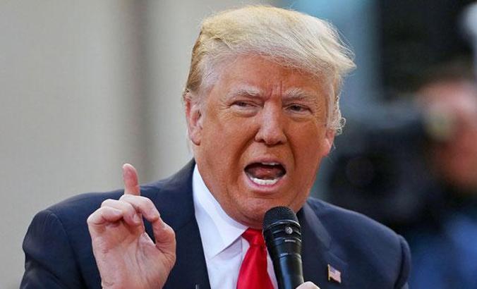 Beyaz Saray’da mikrofon çekişmesi