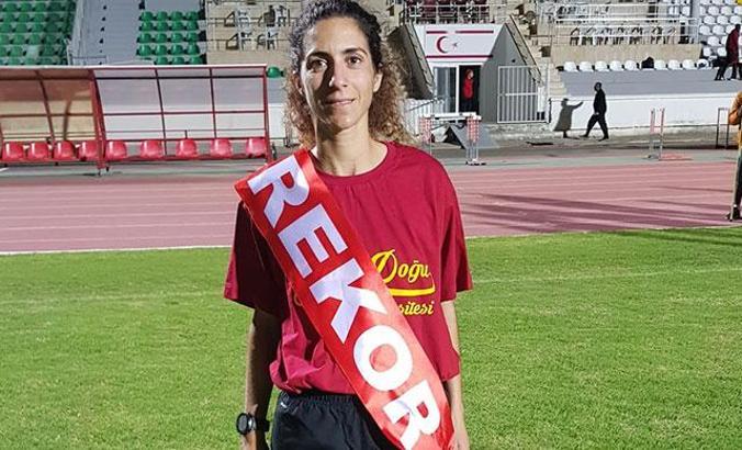 Emine Yarkın, atletizmde kendisine ait olan KKTC rekorunu yeniledi