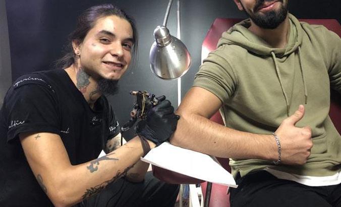 'Atatürk imzası' dövmesini ücretsiz yapıyor