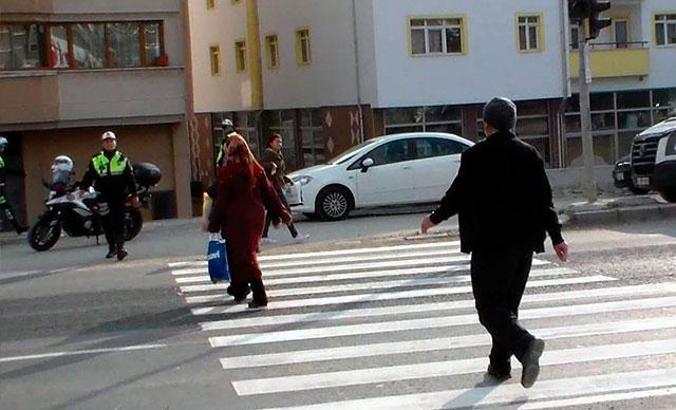 Bolu'da yayalar polisi dinlemeyip kırmızıda geçince ceza yedi