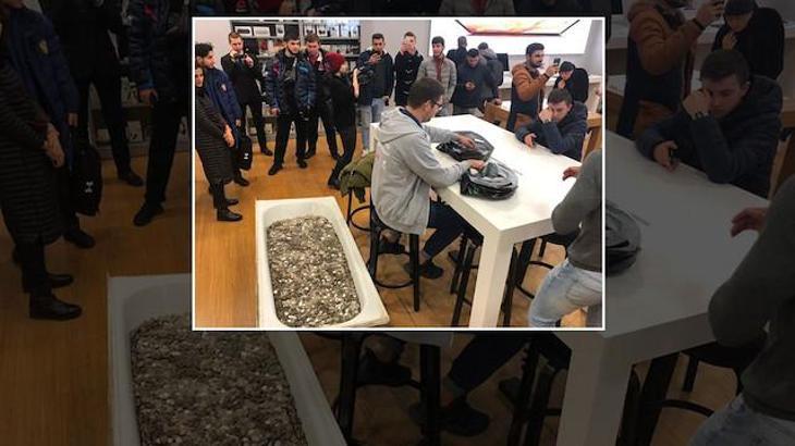 Bir küvet dolusu bozuk parayla iPhone satın aldı!