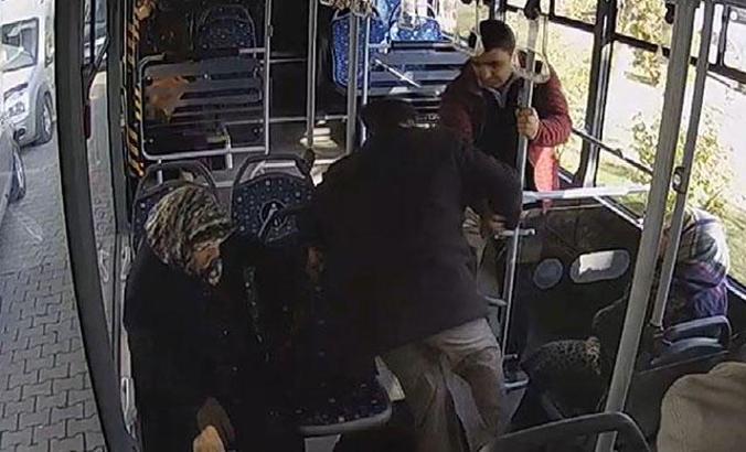 Halk otobüsü şoförü, rahatsızlanan yolcuyu hastaneye yetiştirdi