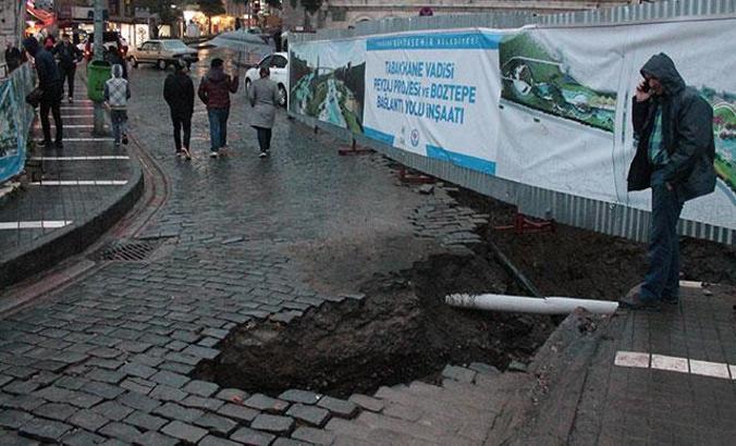 Trabzon'da tarihi köprü yakınındaki yol çöktü