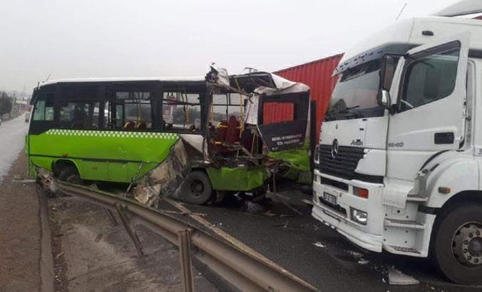 TIR, özel halk otobüsüne çarptı: 1 ölü 8 yaralı