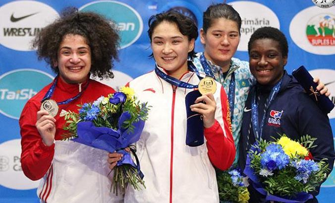 Milli güreşçi Ayşegül Özbeğe'den gümüş madalya