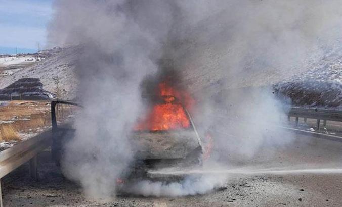 Malatya'da alev alan otomobil küle döndü
