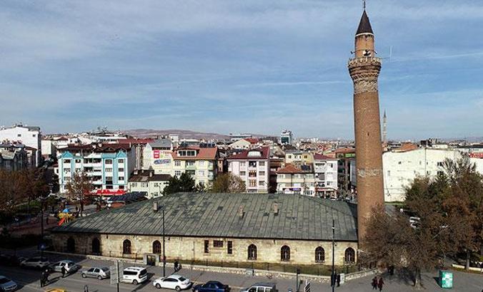 Tarihi Ulu Cami'nin minaresi yapılışından eğri