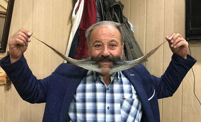 1 metrelik bıyıkları ile Guinness Rekorlar Kitabı'na aday
