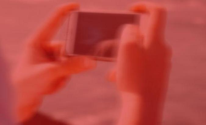 Üniversiteli kızın etek altı görüntüsünü çekti, görevine döndü